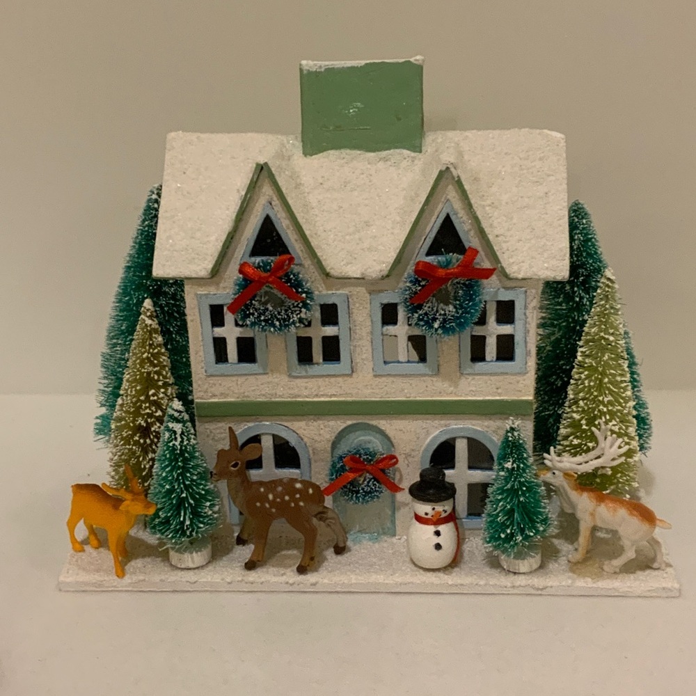 ! Med-Lemax Vintage Festive Holiday House